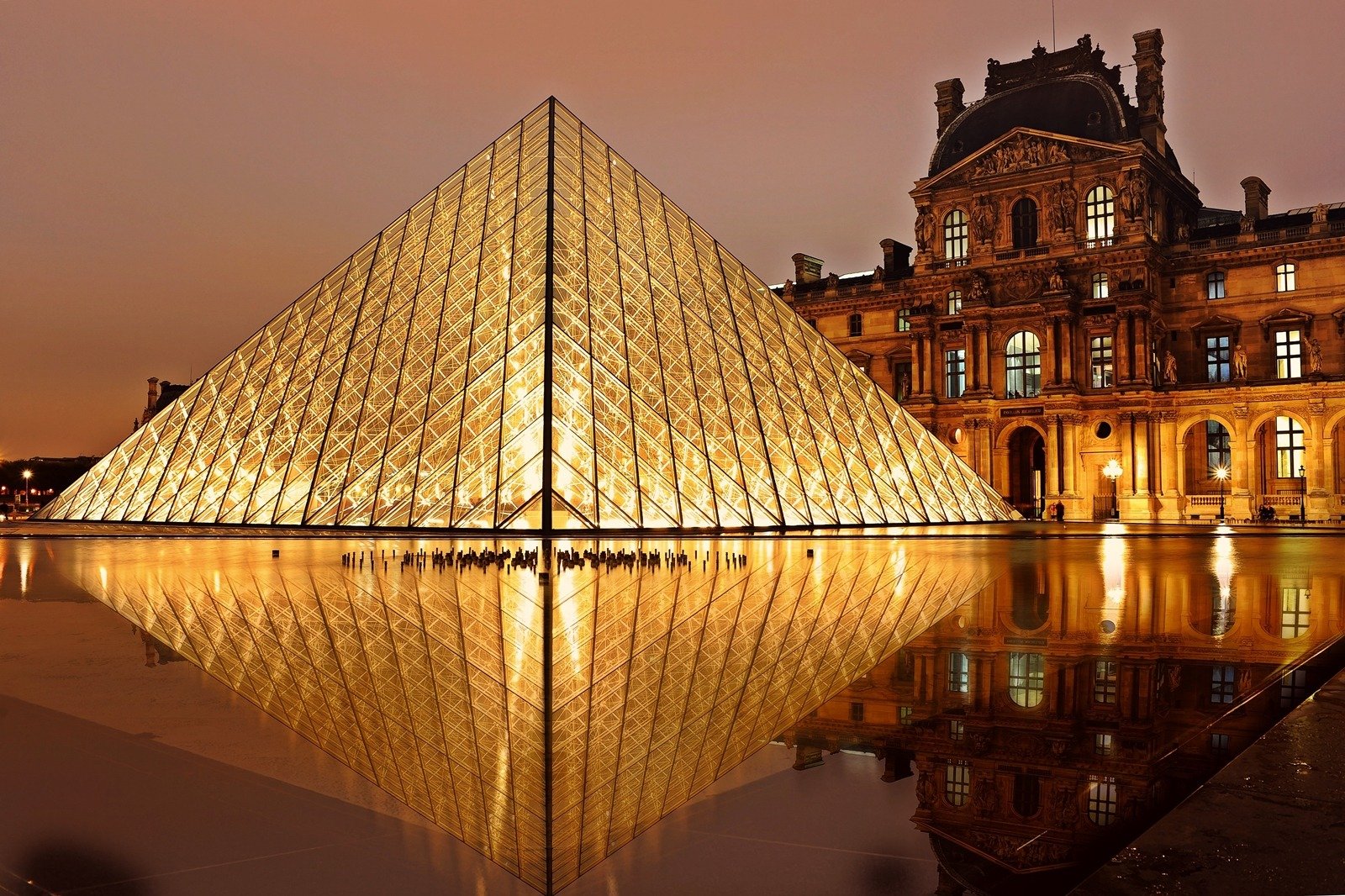 متحف اللوفر في باريس وأهمية تعلم اللغة الفرنسية