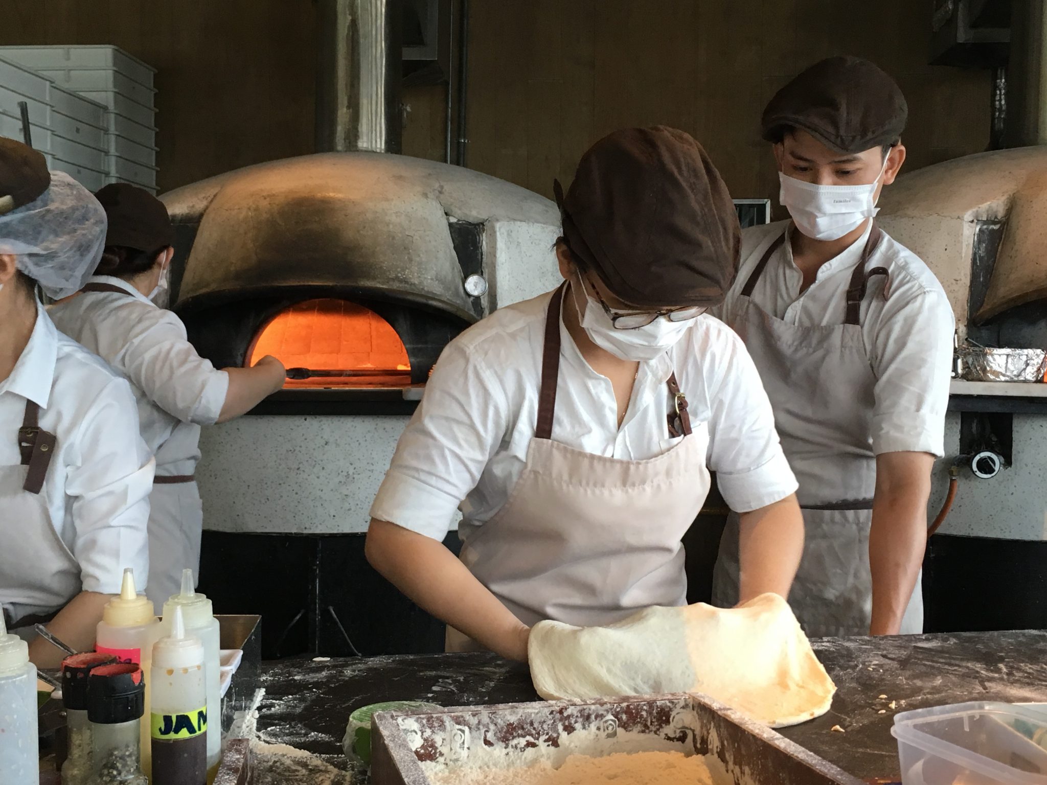 صورة لمجموعة من الطهاة والخبازين حيث يتعلم الطلاب غنون الطهي والمخبوزات أثناء الدراسة في التعليم المهني 